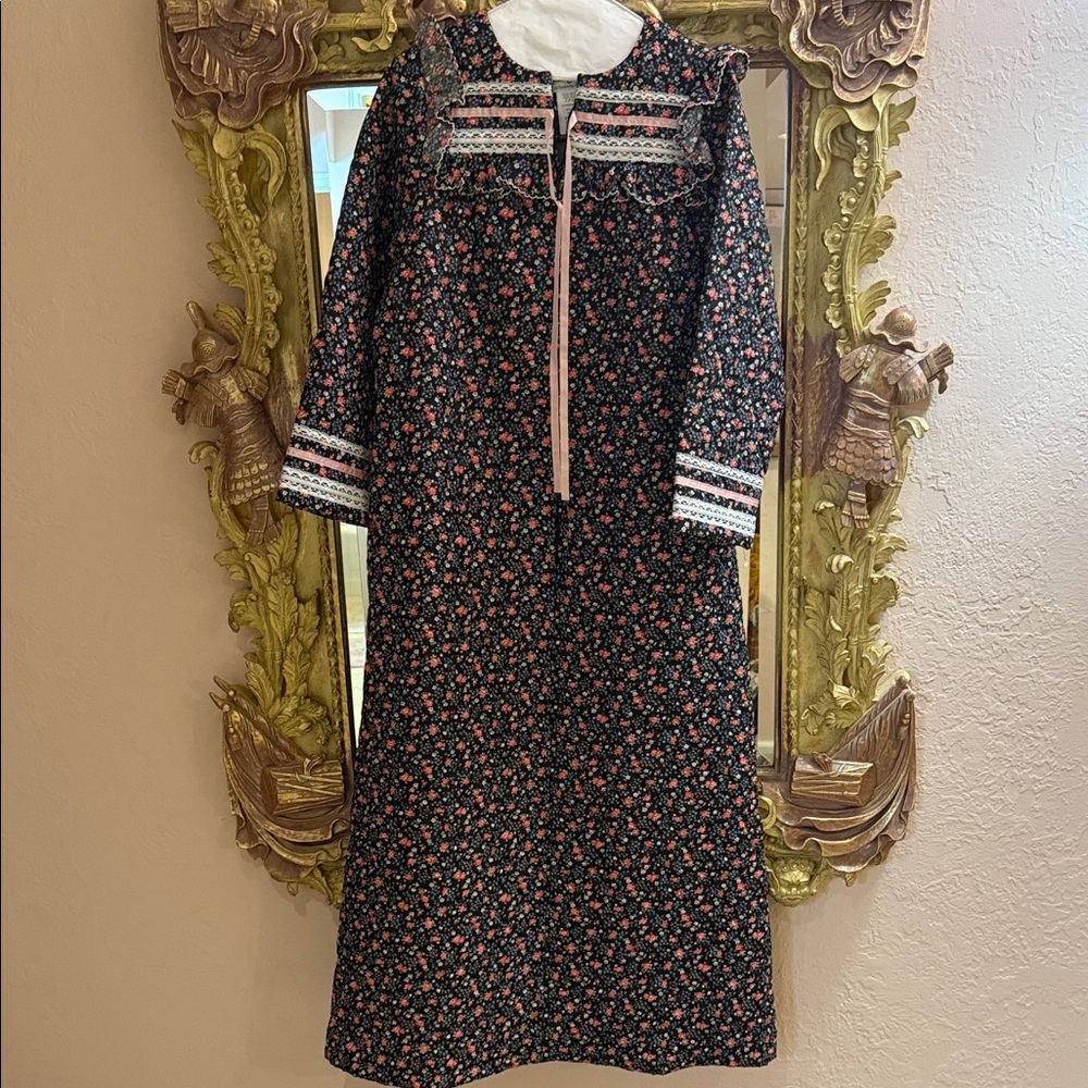 Vintage House Coat in Pristine Condition
